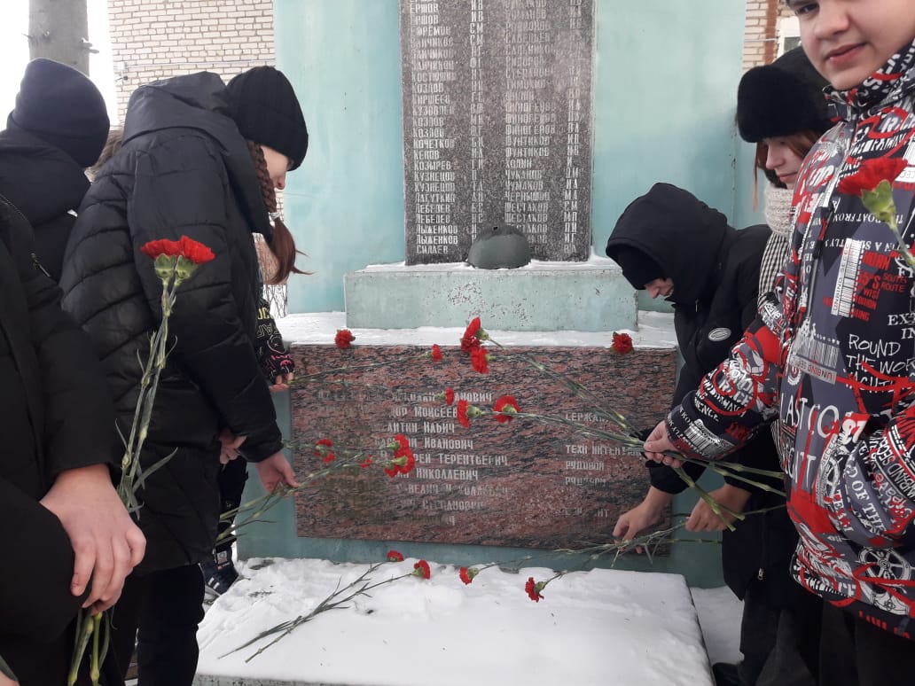 Возложение цветов к памятнику участников ВОВ, посвященное 81 годовщине обороны Тулы.